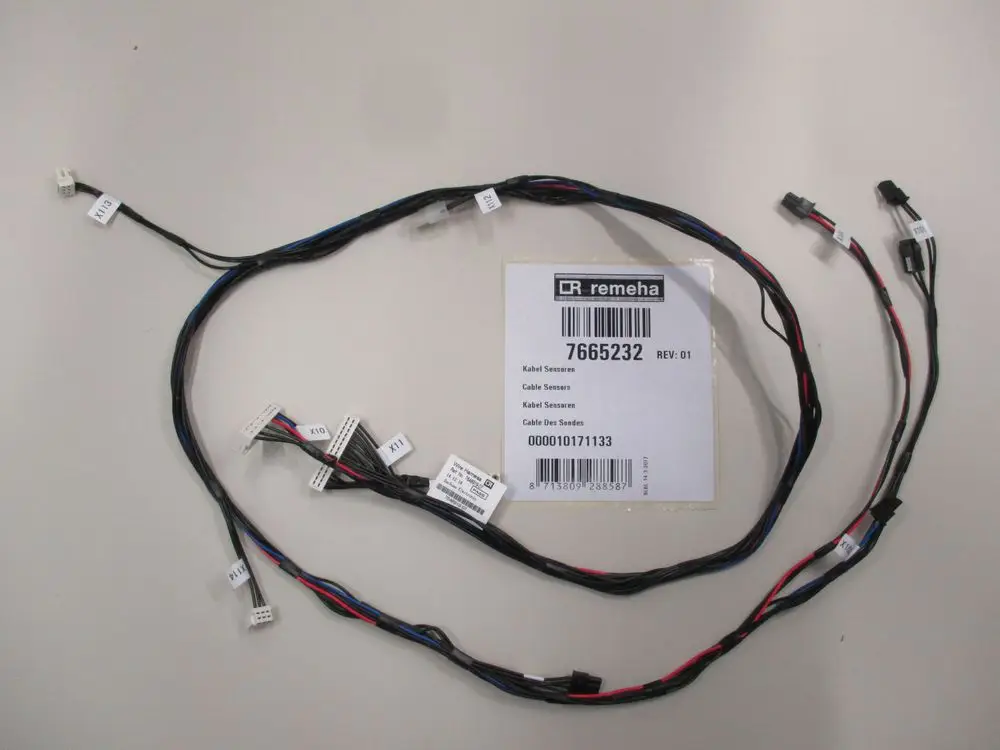 Kabelbaum mit mehreren Anschlusssteckern, beschriftet, mit einem Etikett der Marke Remeha. Kabel für verschiedene Sensoren.